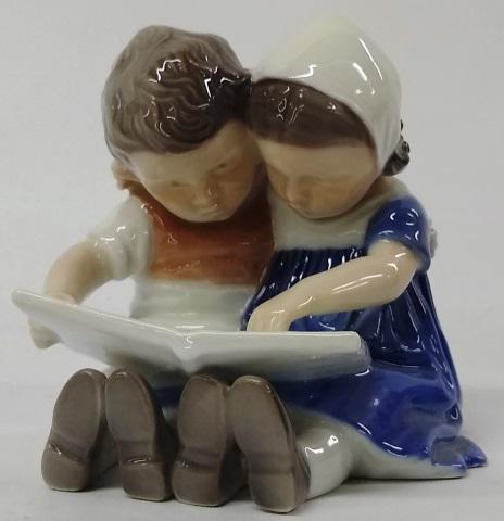 BING & GRONDAHL FIGURE: Young children reading, #1557.