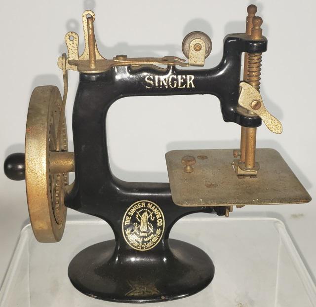 *SINGER SINGLE-THREAD SEWING MACHINE: Marked "The Singer Manfg. Co.", approximate height 6 1/4", length 7".
