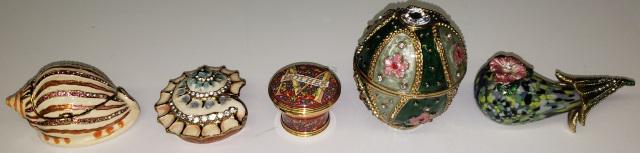 5 TRINKET BOXES: Halcyon Days hat box "Mother's Day 2005", 2 shells, egg, and flower.