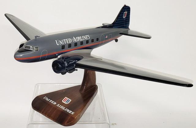 UNITED AIRLINES MODEL PLANE: Approximate wingspan 23", length 15 3/8".