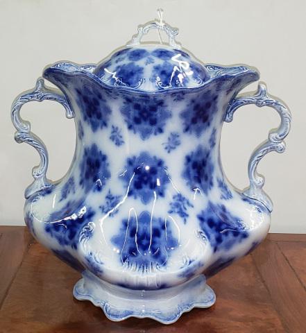 *ENGLISH FLOW BLUE CHAMBER POT: Having floral decoration.