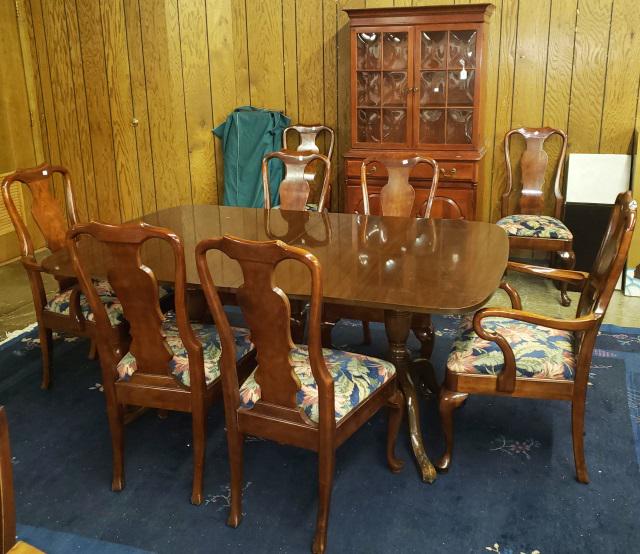 *10 PIECE MAHOGANY DINING SET: Comprising table raised on double pedestal base, 2 Queen Anne style armchairs, 6 side chairs, and China cabinet, upper section fitted with 2 glazed doors, lower section fitted with single drawer over