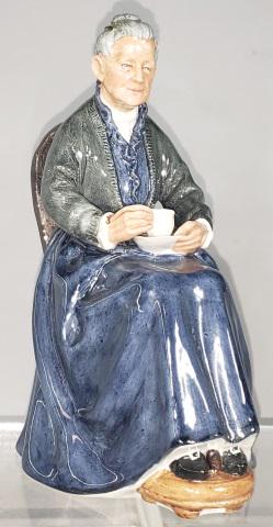 ROYAL DOULTON FIGURINE: "The Cup of Tea" HN2322.