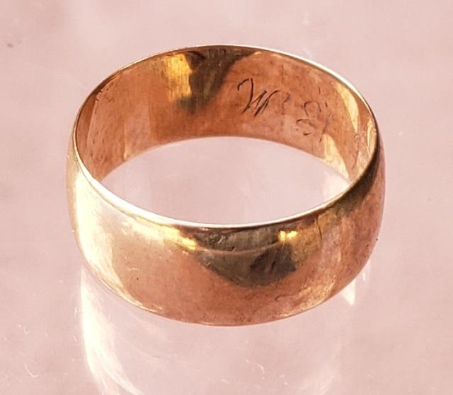 *10K YELLOW GOLD RING: Ring size 7, approximate total weight 2.1 DWT.