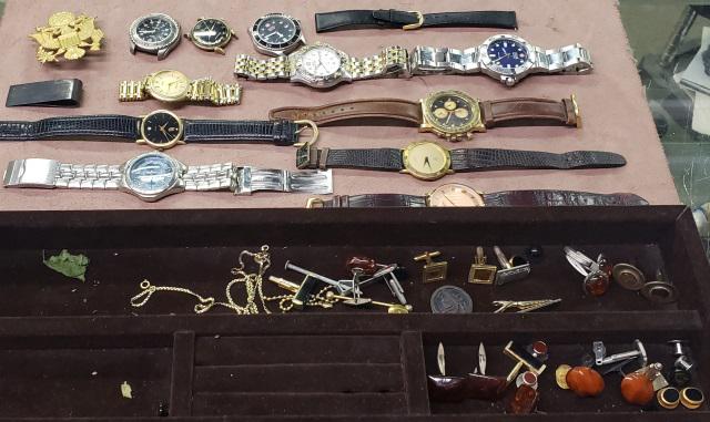 GROUP OF MEN: Cufflinks, etc.