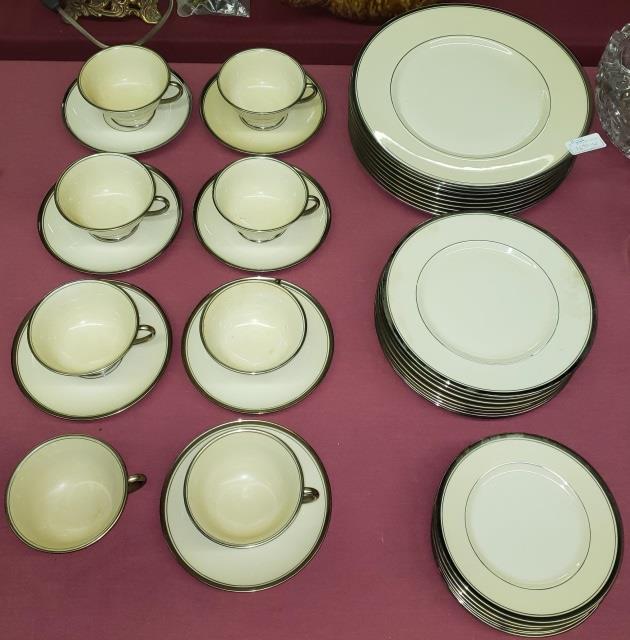 SET OF FRANCISCAN DINNERWARE: "Huntington" pattern, 9 service plates, 8 salad plates, 7 bread plates, 8 cups, and 7 saucers.