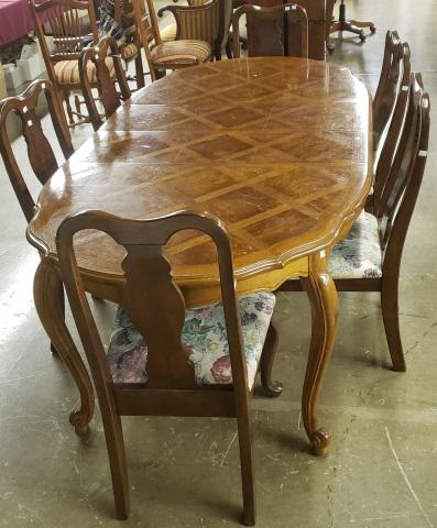 *LOUIS XV STYLE DINING TABLE: Having shaped top and raised on 4 scroll legs, complete with 2 leaves, with 6 chairs.