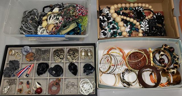 *4 GRPS OF COSTUME JEWELRY (1 of 6)