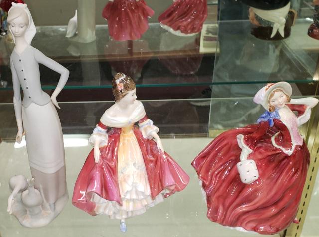 *3 FIGURINES (1 of 1)