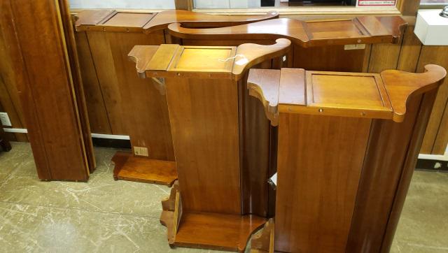 PAIR OF SLEIGH BEDS: PAIR OF SLEIGH BEDS