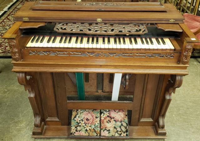 VICTORIAN MELODEON: Having walnut case.