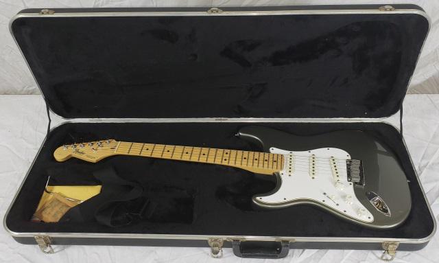 FENDER STRATOCASTER GUITAR: Fender Stratocaster left handed guitar, serial # E814073, has Fender inspection card dated 1980, with fitted Fender case.