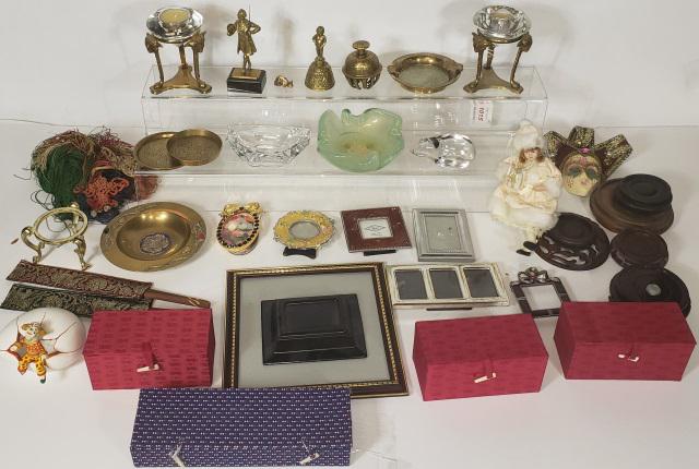 GROUP OF DECORATIVE ITEMS (1 of 11)