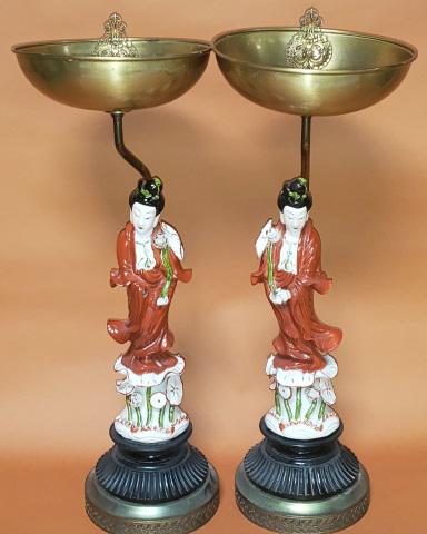 2 ORIENTAL PORCELAIN FIGURES (1 of 8)