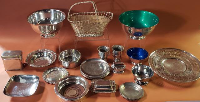 GROUP OF SILVERPLATE: Footed bowls, bottle holder, bottle coaster, toothpicks, lighter, etc.
