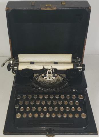 ROYAL PORTABLE TYPEWRITER (1 of 6)
