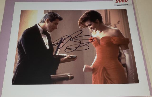 JULIA ROBERTS AUTOGRAPHED PHOTO: Pretty Woman, with COA.