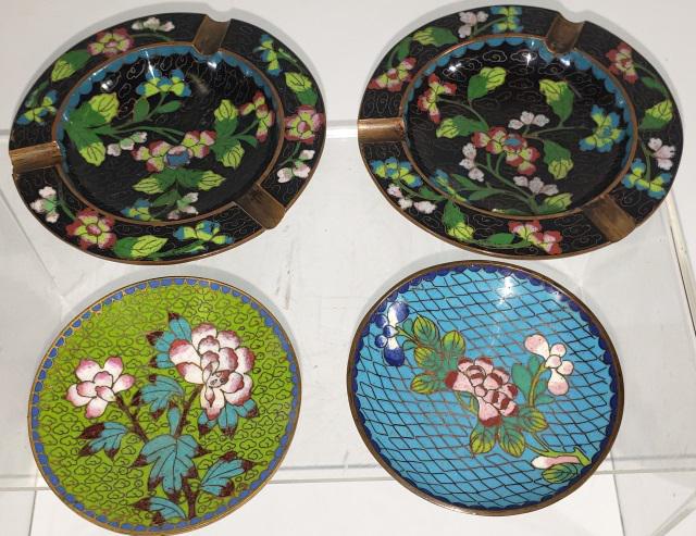 4 PIECES CLOISONNE: 2 ash receiver, diameter 5 1/16" and 2 small dishes, diameter 3 3/4".