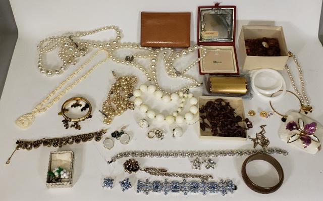 GROUP OF MISCELLANEOUS COSTUME JEWELRY (1 of 8)