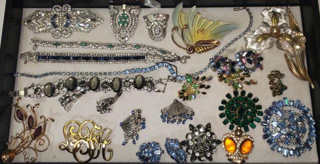 GROUP OF MISC. COSTUME JEWELRY (1 of 8)