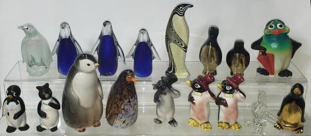 2 GROUPS MISC. PENGUIN FIGURES (1 of 3)