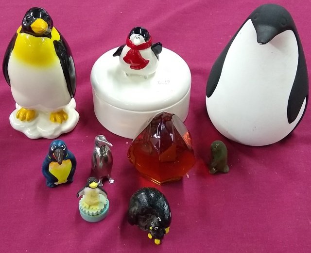 GROUP OF PENGUIN FIGURES: Penguin figures.