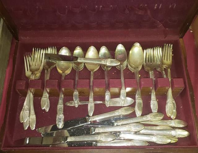 SET OF SILVERPLATE FLATWARE (1 of 1)