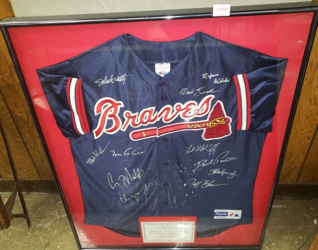 ATLANTA BRAVES TEAM SIGNED JERSEY (1 of 4)