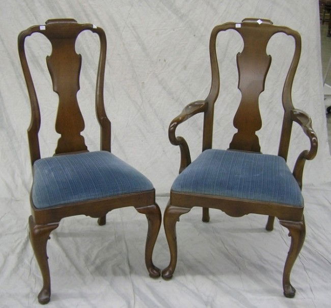 ***SEVEN PIECE HENREDON QUEEN ANNE STYLE DINING S: ***SEVEN PIECE HENREDON QUEEN ANNE STYLE DINING SET| Comprising circular table complete with 2 leaves, diameter 39'', each leaf width 20'', 2 armchairs, height 40 1/2'', width 22 1/2'', depth 24'', 4