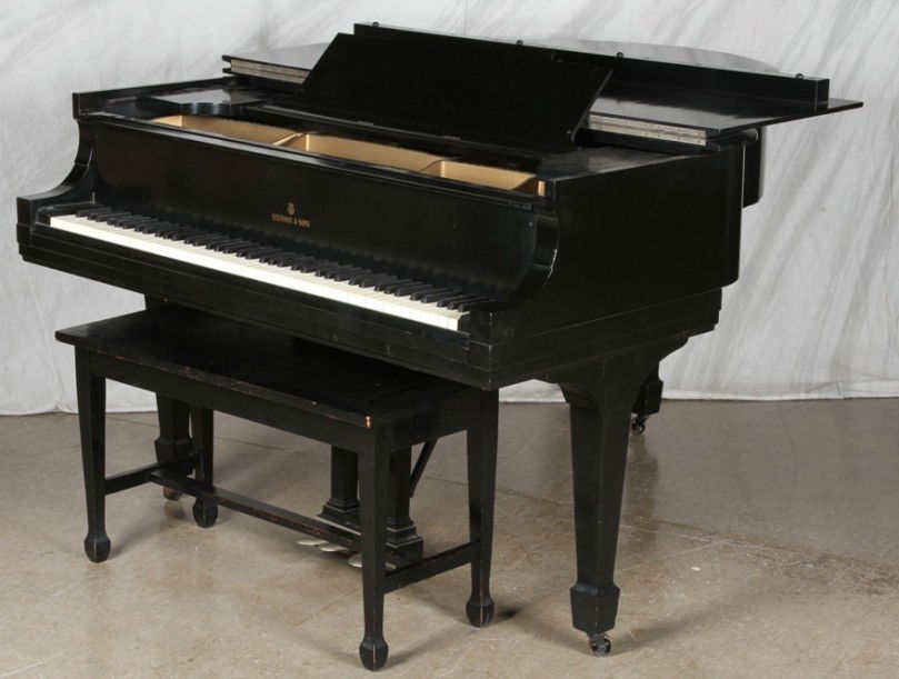 ***STEINWAY BABY GRAND PIANO: ***STEINWAY BABY GRAND PIANO| Serial #198686, Model No. X2382, contained in ebony wood case, complete with bench, approximate height 38 3/4", width 57 1/2", depth 66 1/2".