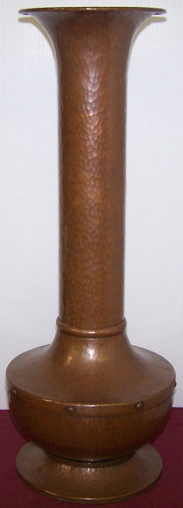 ***ROYCROFT AMERICAN BEAUTY HANDHAMMERED COPPER V: Underside has orb and cross mark, approximate height 21 1/2''.