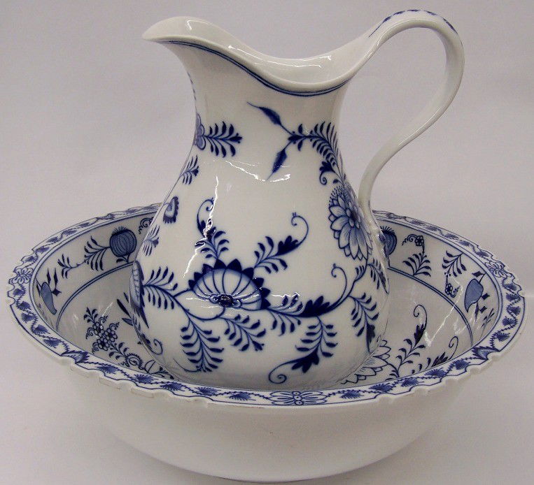 ***MEISSEN PORCELAIN BLUE ONION PITCHER AND WASHB: Both having Meissen blue crossed swords mark on base, approximate pitcher height 12 1/4'', bowl height 5 1/4'', diameter 16 1/4''.