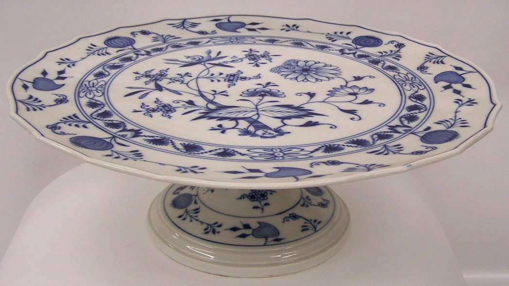 ***MEISSEN PORCELAIN BLUE ONION CAKE PLATE: Having Meissen blue crossed swords mark on base, approximate height 4 1/2'', diameter 13''.