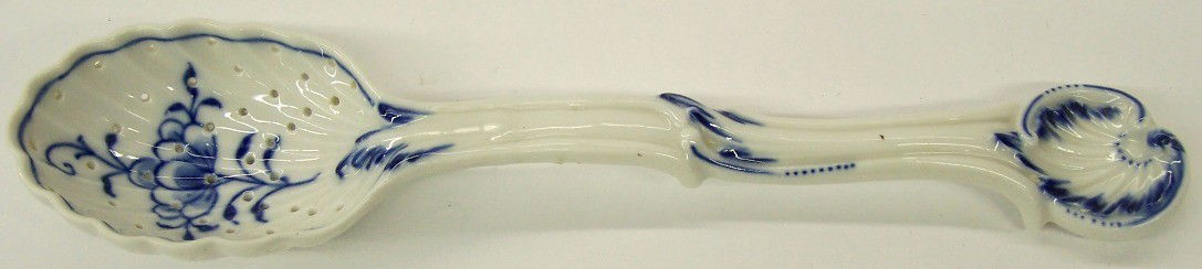 ***MEISSEN PORCELAIN BLUE ONION SERVING SPOON: Having Meissen blue crossed swords mark on base, approximate length 8 1/2''.