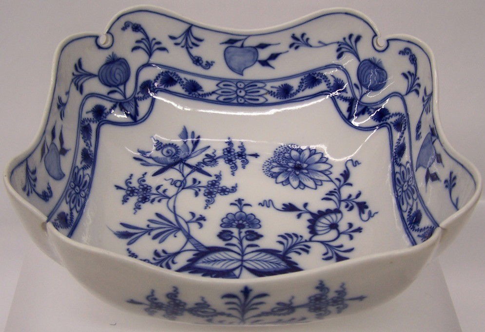 ***MEISSEN PORCELAIN BLUE ONION BOWL: Having Meissen blue crossed swords mark on base, approximate height 4'', maximum diameter 10''.