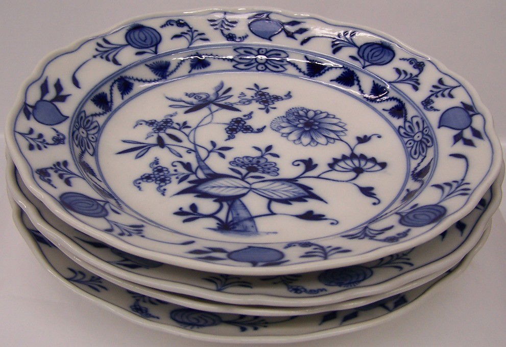 ***FOUR MEISSEN PORCELAIN BLUE ONION SHALLOW BOWL: All having Meissen blue crossed swords mark on base, approximate diameter 8 1/8''.