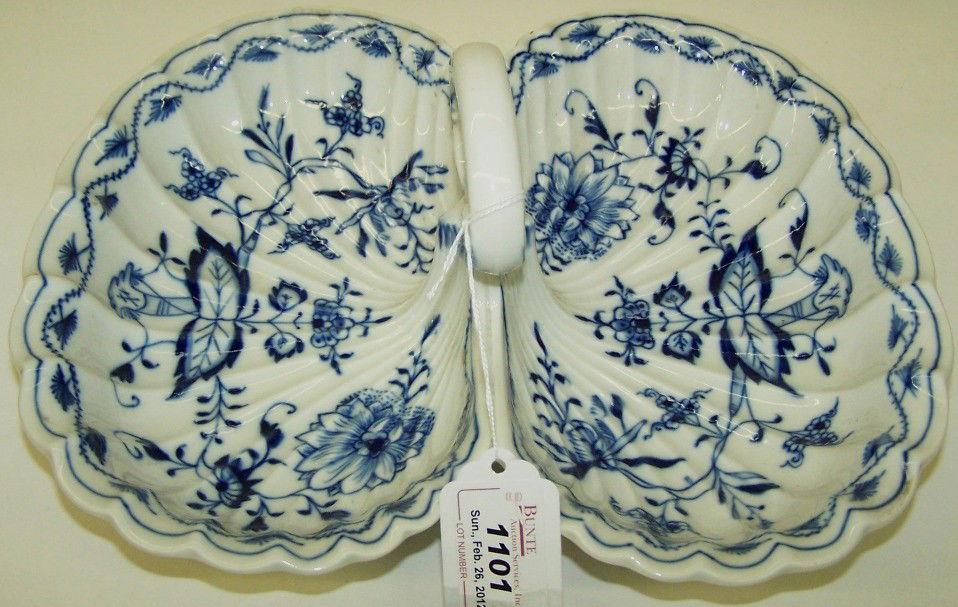***MEISSEN PORCELAIN BLUE ONION DESSERT DISH: Having Meissen blue crossed swords mark on base.
