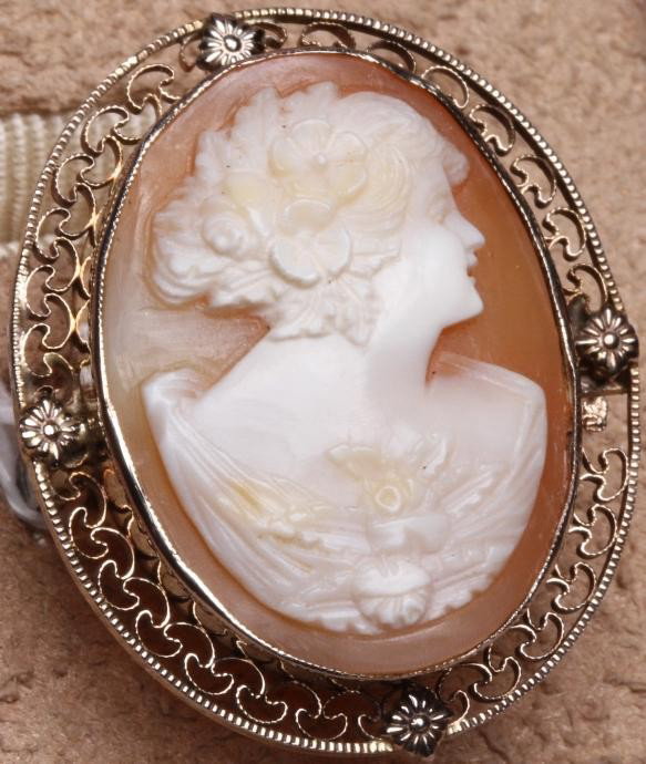 ***LADY'S 14K WHITE GOLD CAMEO RING: Set with shell cameo with beauty in profile, in 14K white gold mount, approximate ring weight 4.3 dwt.