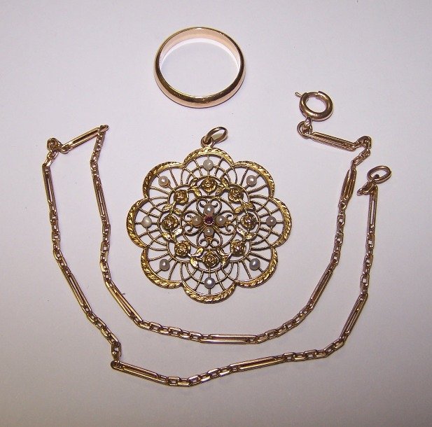 ***THREE PIECES OF GOLD JEWELRY: Comprising 18K filigree pendant set with 8 seed pearls and 1 small ruby, stamped ''FIX'', 18K yellow gold vest chain, length 13'', and yellow gold wedding band stamped with maker mark and European con
