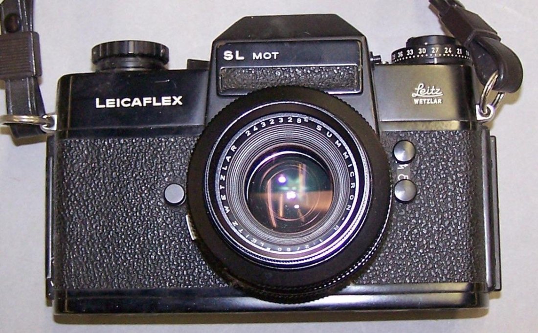 LEICAFLEX FL-MOT 35MM CAMERA: Having Leitz Wetzlar Semmicron-R 50mm lens 1:2, serial #2432328.