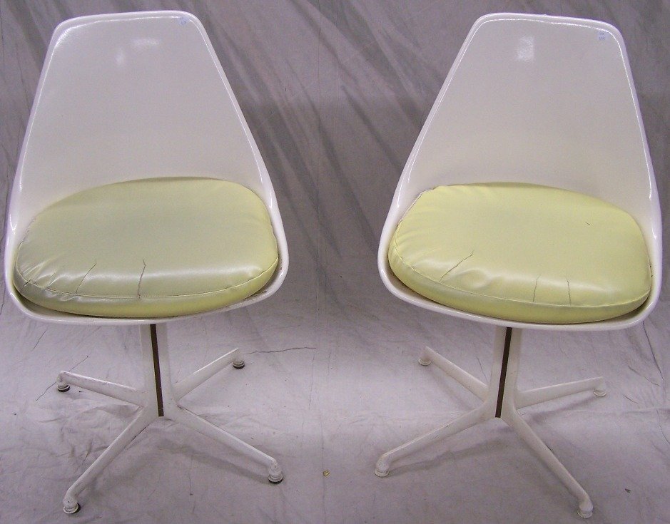 ***PAIR OF BURKE INC MID CENTURY MODERN SIDE CHAI: Having fiberglass frame and metal pedestal base.