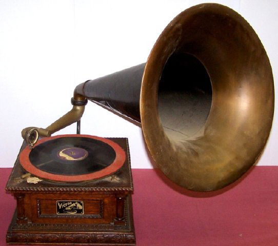 *VICTOR PHONOGRAPH: In oak case with horn, tag marked "Victor, Lyon & Healy".