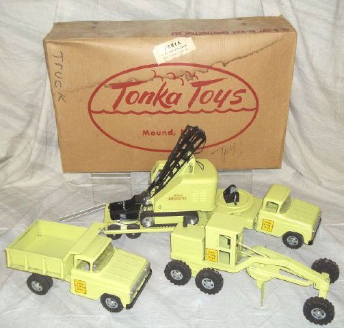 *TONKA NO. B-207 HI-WAY CONSTRUCTION SET: Road grader, dump truck, dragline and low boy trailer with tractor, in original box