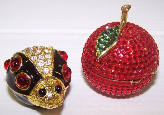 *2 FIGURAL PILL BOXES: Ladybug and apple, 1 marked Mike and Ally.