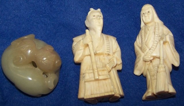 *THREE PIECES ORIENTALIA: Two ivory carvings of man and woman and a jade carving of foo dogs. Note: Items containing ivory will only be shipped domestically and cannot be shipped to California.
