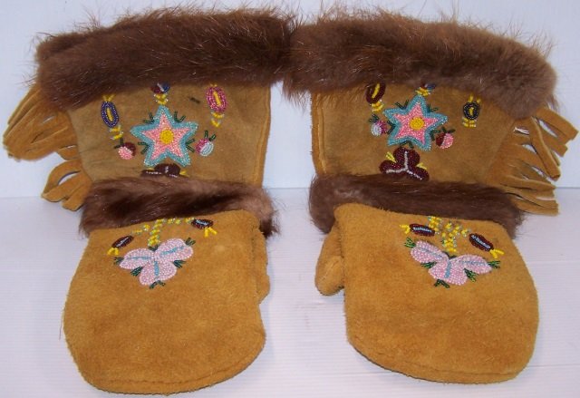 *PAIR OF PLATEAU BEADED MITTENS: Having floral beaded decoration with fur trim, approximate length 15".
