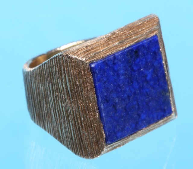 *14K YELLOW GOLD AND BLUE LAPIS RING: Approximate weight 11.8 dwt.