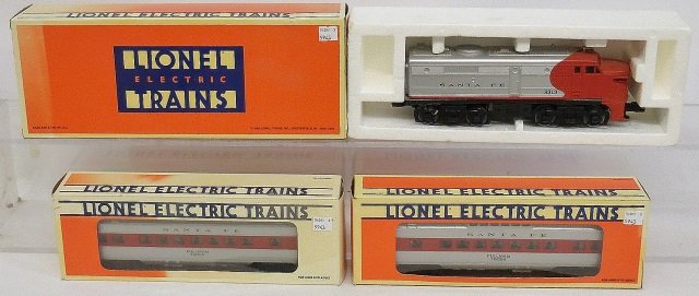 *3 LIONEL O GAUGE TRAINS: #6-18919 Santa Fe Alco A unit locomotive, #6-16055 SF Pullman car and #6-16056 Pullman Vista Dome car, all in original boxes.