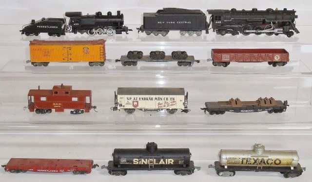 *GROUP OF AMERICAN FLYER HO SCALE TRAINS (1 of 3)