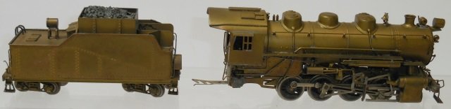 *TENSHODO BRASS STEAM LOCOMOTIVE AND TENDER: HO scale, 0-8-0 steam locomotive with tender.